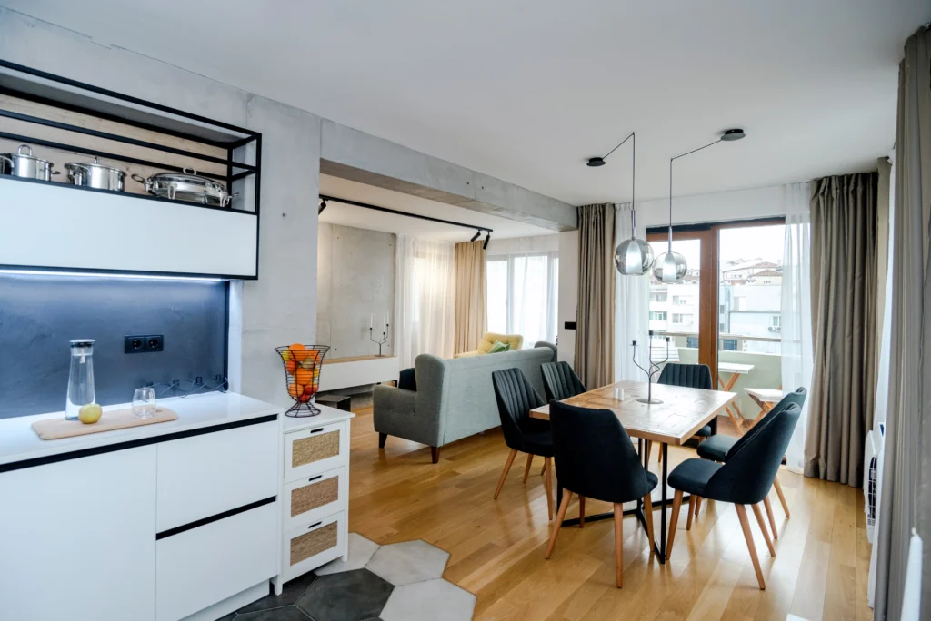 Професионални снимки за Airbnb, Booking и хотели – защо са решаващи преди сезона